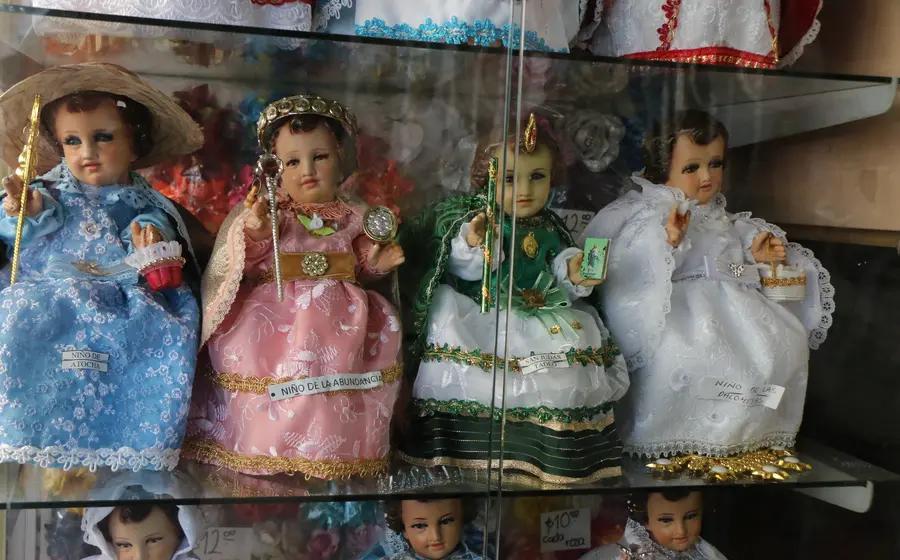Una figura del Niño Dios es vestida por una familia para llevarla al templo y celebrar la misa del Día de la Candelaria.