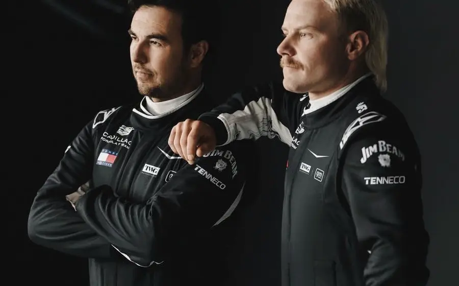 Los trajes de carreras Nomex que utilizarán los pilotos de Fórmula 1, Checo Pérez y Valtteri Bottas, durante la temporada.