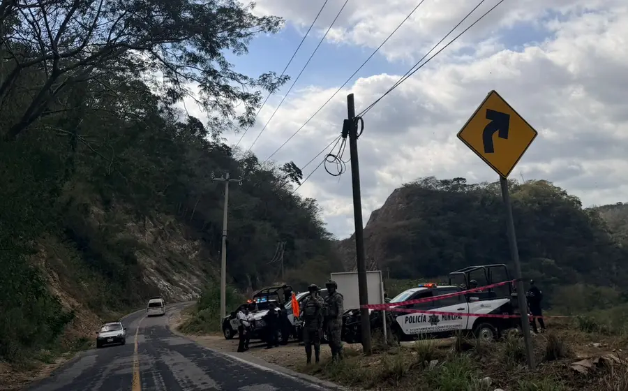 Los restos del joven asesinado en la localidad de Río La Arena son trasladados en un féretro hacia el panteón municipal.