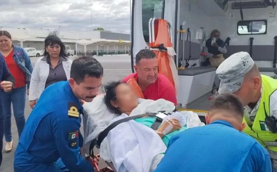Una mujer lesionada del Tren Interoceánico recibe atención médica por parte de paramédicos antes de ser trasladada al IMSS de la ciudad de Oaxaca.