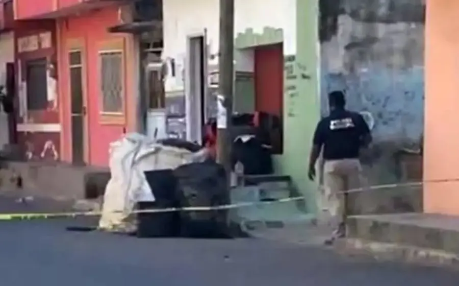 Escena del crimen donde tres personas fueron asesinadas el jueves dentro de un domicilio en la ciudad de Juchitán de Zaragoza, Oaxaca.