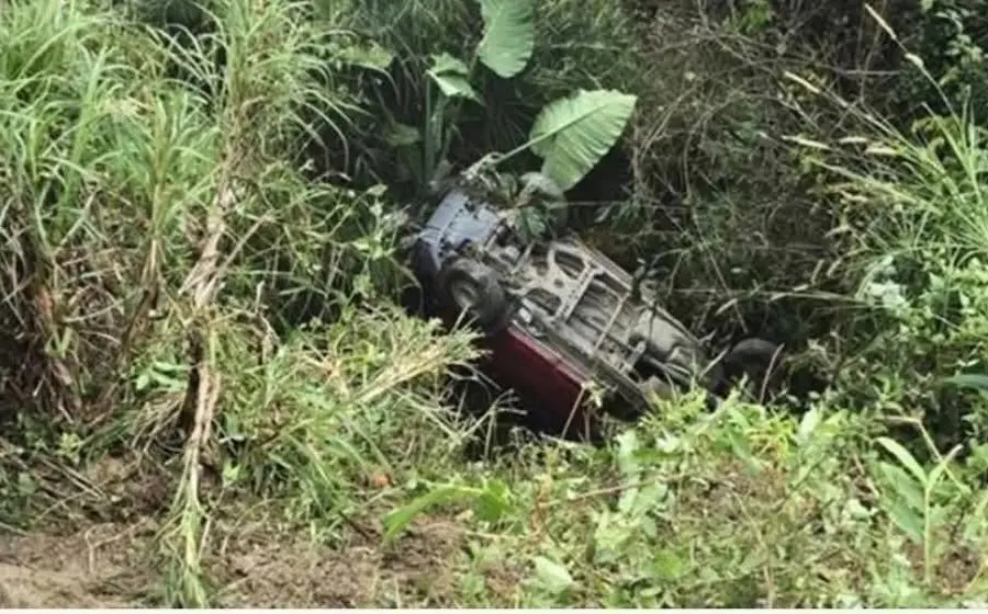 Imagen del fatal accidente tipo volcadura que dejó tres personas fallecidas al regresar de un mitin en Teotitlán de Flores Magón.