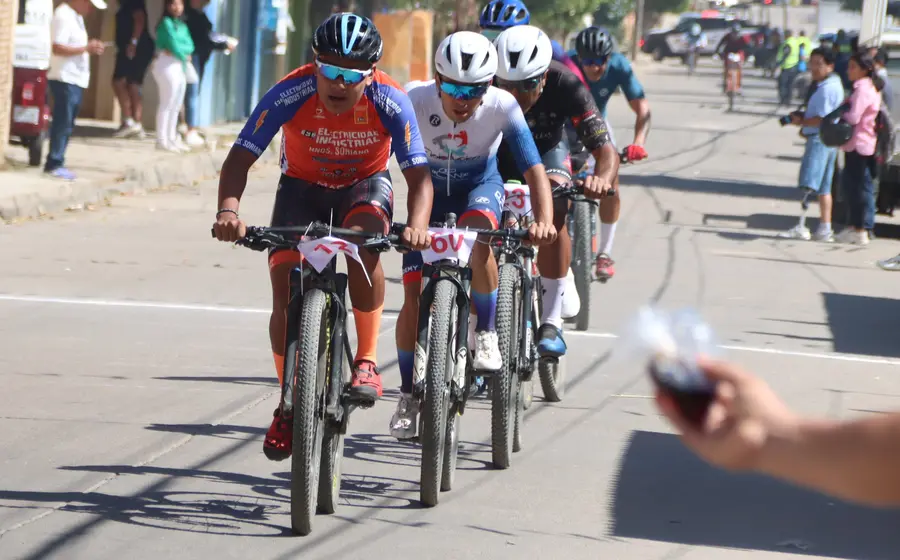 Un gran número de ciclistas compitiendo en la carrera donde Ulises Wilches y Fanny Martínez resultaron triunfadores del evento deportivo.