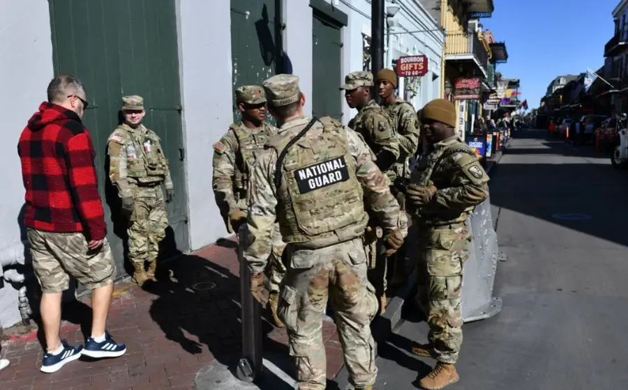 Miembros de la Guardia Nacional desplegados en las calles de Chicago y Portland, Oregon, durante la movilización que fue frenada por Trump.