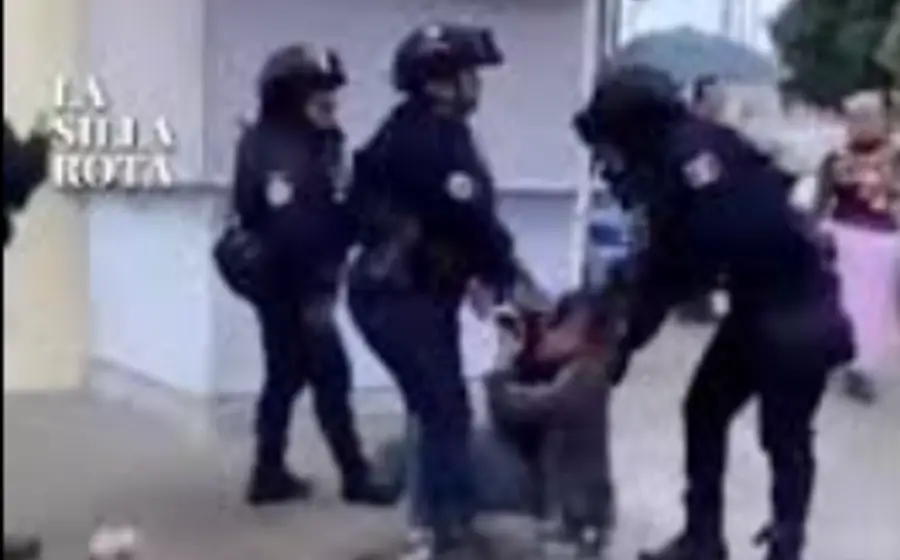 Imagen captada de un video viral que muestra a elementos de la policía capitalina aplicando un uso excesivo de la fuerza durante un arresto.