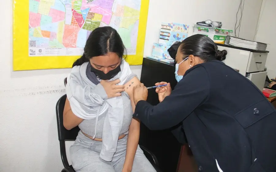 Una enfermera aplica la vacuna contra el sarampión a un niño en un centro de salud de Oaxaca, como parte de la campaña de refuerzo.