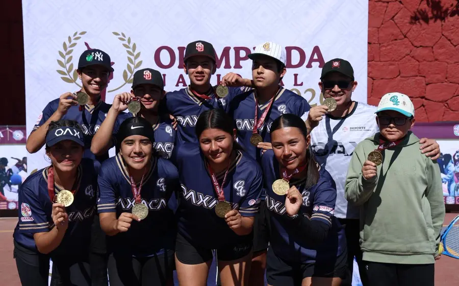 El equipo de Valles celebra su victoria contundente en el torneo de Beisbol 5, asegurando su clasificación para la competencia Regional.