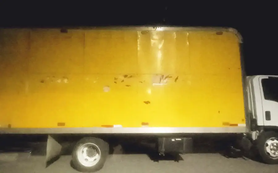 Un vehículo con reporte de robo es asegurado por las autoridades en una calle de la colonia Reforma tras un operativo policiaco.