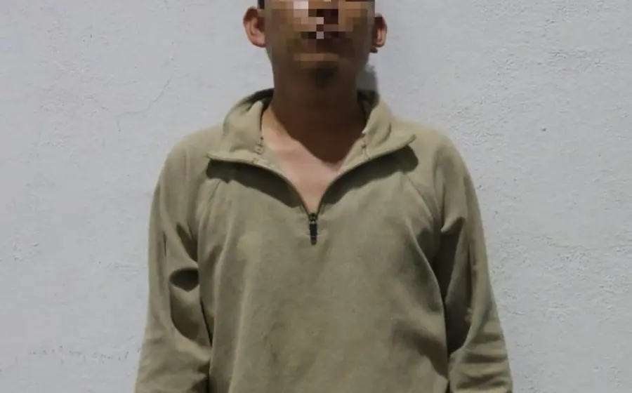 El vendedor señalado como agresor es detenido por la policía momentos después de apuñalar a un cliente en un bar del Centro.