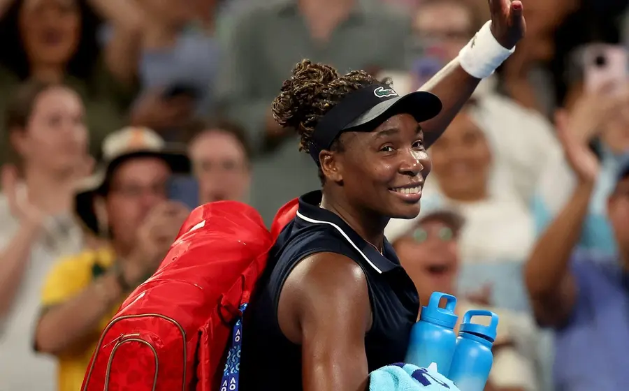 La tenista Venus Williams en la cancha durante el Abierto de Australia, un capítulo histórico en el que estableció una nueva marca.
