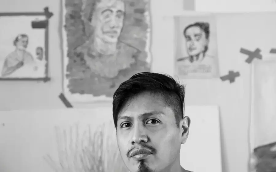 El artista Víctor Mortales posa para un retrato, en el contexto de su exposición artística titulada “Lenguaje” que presenta en Los Ángeles.