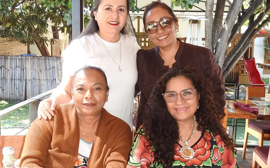 Virgen Sol Castellanos Toledo celebra su cumpleaños en Oaxaca, sonriendo en compañía de sus amigas Geña López, Paty Reyes y Carolina Espina.