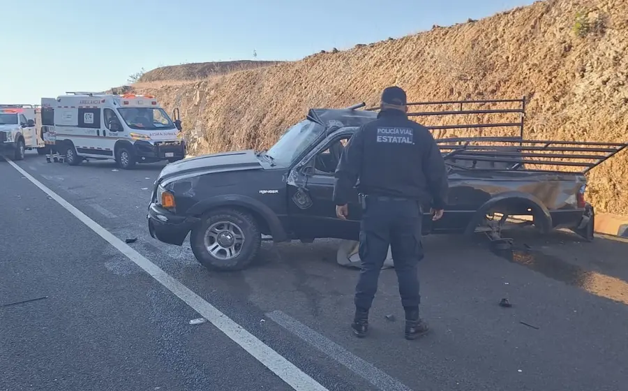 Escena del accidente en la carretera Barranca Larga, donde tres personas resultaron lesionadas tras la volcadura de una camioneta conducida por un adolescente.