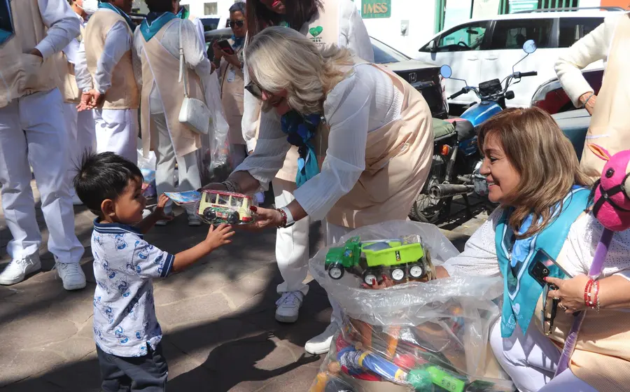 Miembros del Voluntariado del IMSS entregan juguetes a pacientes pediátricos, quienes sonríen y viven momentos de alegría en la unidad médica.