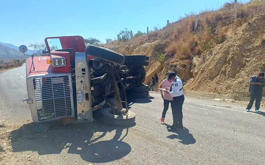 Imagen del camión cargado con tanques de gas que volcó en la Cuesta de Ocotlán de Morelos, dejando a dos personas con lesiones.