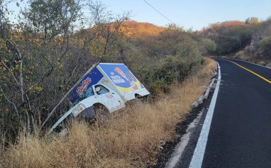 Una camioneta yace volcada sobre una carretera de la región Mixteca, mostrando los cuantiosos daños materiales que sufrió tras el percance vehicular.