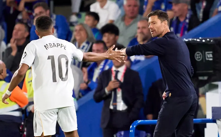 El entrenador Xabi Alonso, quien fue destituido de su puesto en el Real Madrid como consecuencia de la derrota ante Barcelona.
