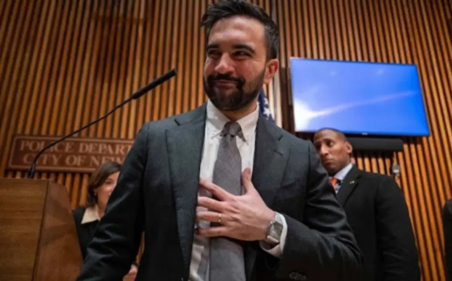 Retrato del político Zohran Mamdani, presentado como el alcalde de Nueva York, una de las figuras del artículo 'American curios'.