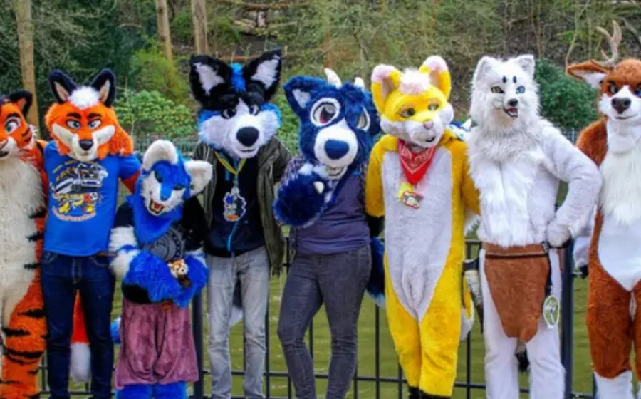 Miembros de la creciente subcultura furry en Oaxaca, conocidos como furros, vistiendo sus disfraces de animales o 'fursonas' en un espacio público.