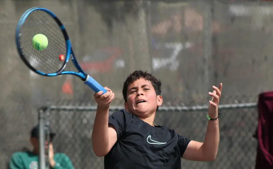 Un joven talento del tenis oaxaqueño participa en el Torneo Regional Infantil-Juvenil, representando la nueva generación de deportistas en Oaxaca.