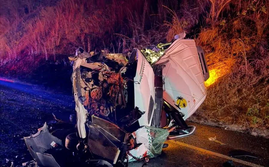 Camioneta tipo Urvan implicada en el accidente registrado la noche del martes.