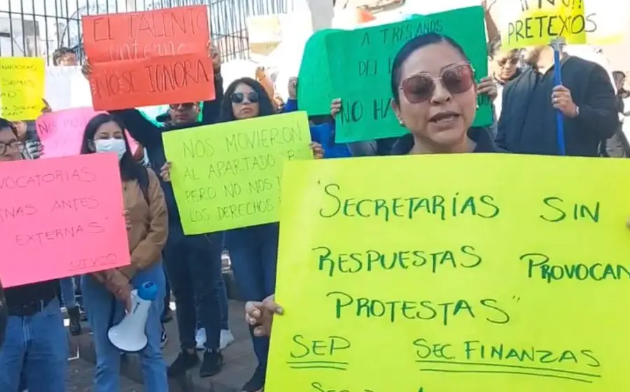 Protestan afuera del Palacio de Gobierno. 