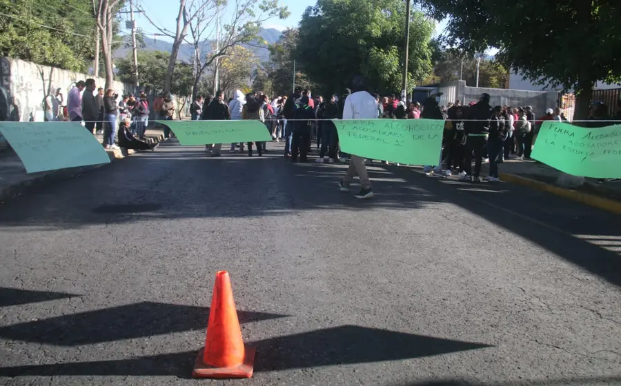 Bloqueo genera caos: exigen salida de maestros y autoridades escolares.