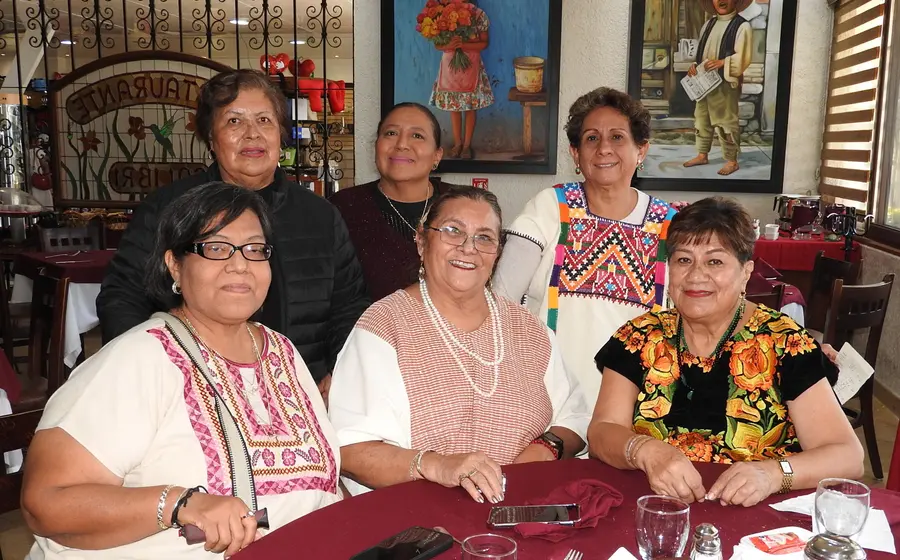 Addy Saury celebra su cumpleaños posando felizmente con sus amigas Esperanza Juárez, Virginia Moreno, Irma Hernández, Tere Azcona y Martha Orozco.