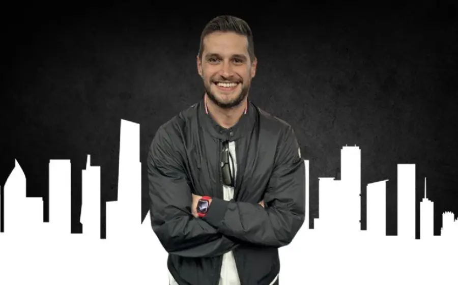 El comediante Adrián Marcelo en medio de una controversia por una broma de humor negro sobre 'El Mencho' que provocó indignación.