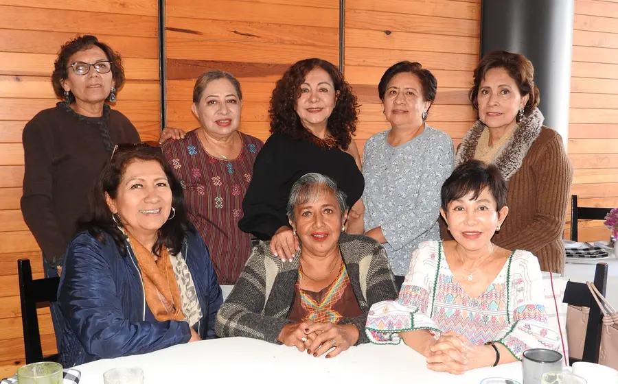 Adriana Leyva Pérez, sentada al centro, celebra su cumpleaños en Oaxaca rodeada de su grupo de amigas durante un ameno festejo.