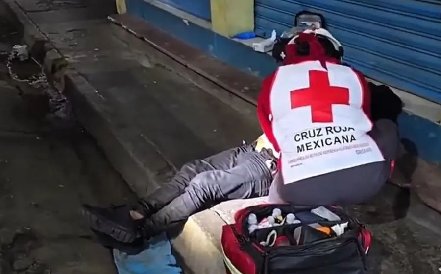 Escena del crimen en la intersección de las calles Las Casas y Periférico, donde un hombre murió tras ser atacado a puñaladas.