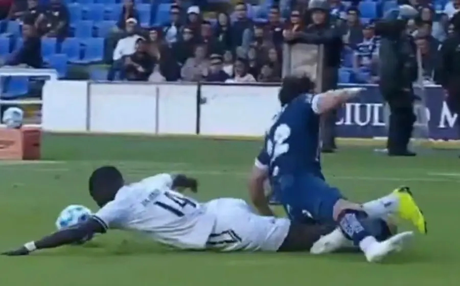 El futbolista Alan Mozo, quien sufrió una fractura de tibia que lo dejará fuera de las canchas por el resto del torneo.
