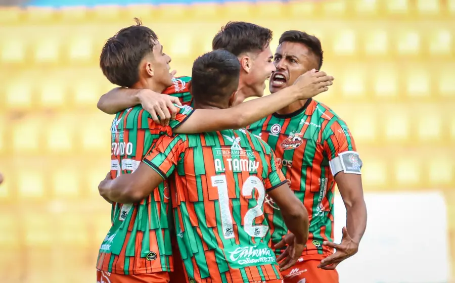 Los jugadores del equipo de fútbol Alebrijes festejan con gran alegría y euforia su épico triunfo obtenido contra el equipo de Dorados.