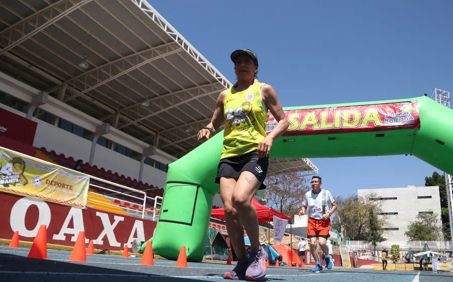 La corredora Alejandra Navarro participa en la carrera de 24 horas en la pista, un evento benéfico para la lucha contra el cáncer infantil.