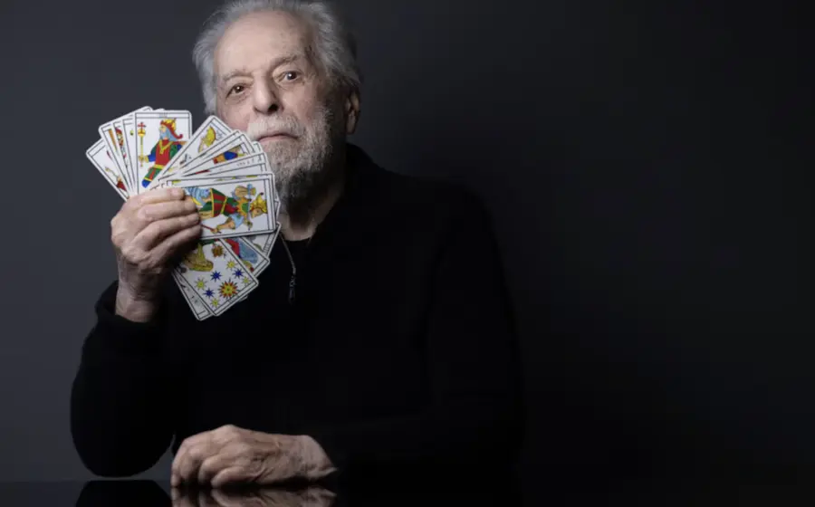 El libro 'Art Sin Fin' del artista Alejandro Jodorowsky, una obra que reúne su trayectoria y universo creativo para ser explorada al azar.