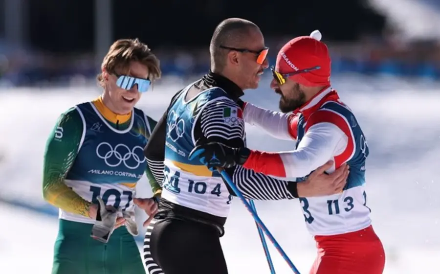 El atleta mexicano Allan Corona, quinto competidor del país en esquí de fondo, posa durante su participación en el evento de Milano Cortina 2026.