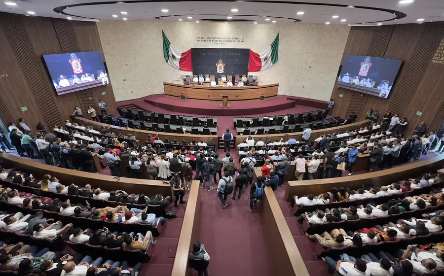Alumnos en una escuela de Oaxaca, una imagen que ilustra el contraste entre el avance en matrícula y las carencias en las aulas.