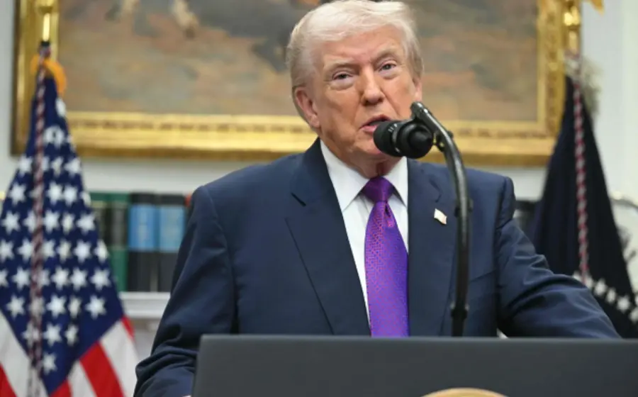 Un grupo de ambientalistas se manifiesta para impugnar la decisión de Trump de revocar las regulaciones sobre los gases contaminantes.