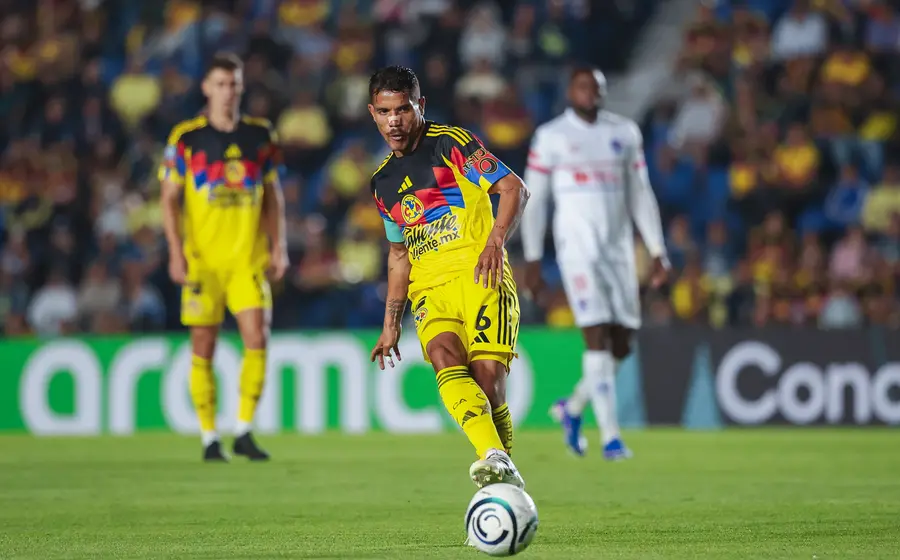 Jugadores del Club América se enfrentan al Olimpia de Honduras durante el partido que resultó en un empate sin goles para ambos equipos.