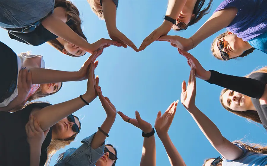 Dos personas mayores, amigos, sonríen juntas para celebrar el Día de la Amistad, reflejando el invaluable compañerismo durante la vejez.