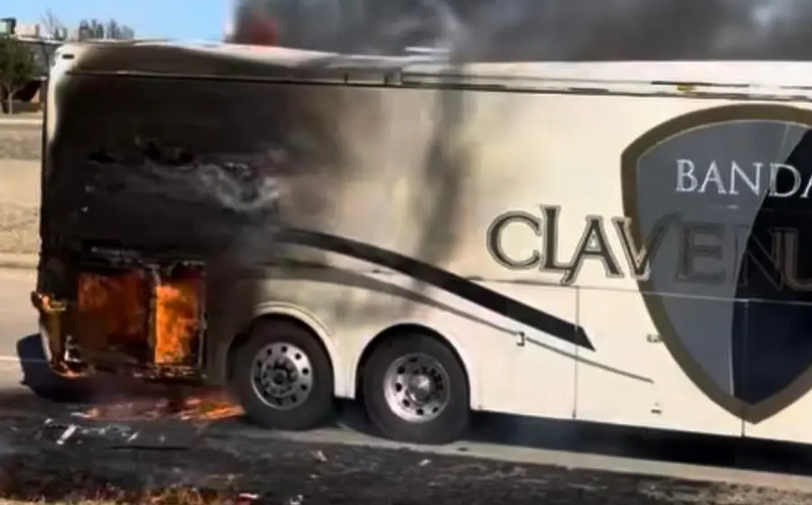 El autobús de la agrupación musical Banda Clave Nueva envuelto en llamas a un costado de la carretera, sin que se reportaran heridos.