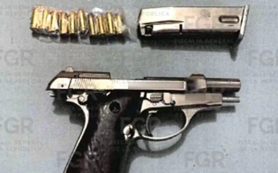 Pistola tipo escuadra asegurada por las autoridades en Matías Romero Avendaño, como evidencia en un caso de portación ilegal de arma de fuego.