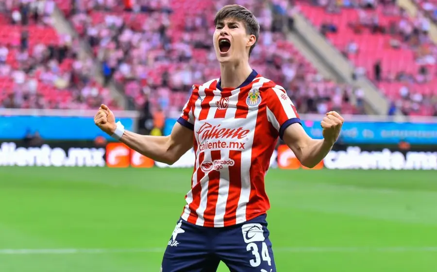 Armando 'Hormiga' González, delantero de las Chivas, busca hacer historia y convertirse en el campeón de goleo individual del torneo.
