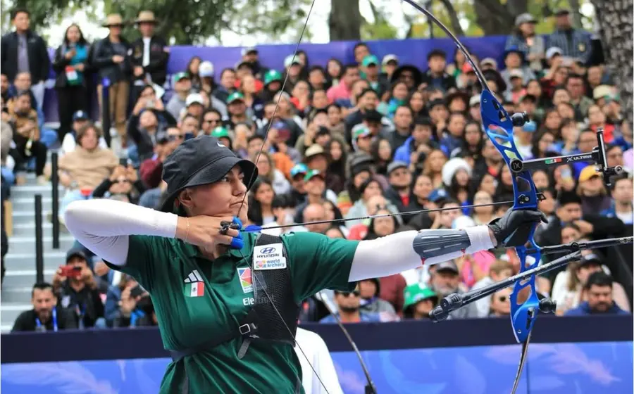 La arquera mexicana Alejandra Valencia, fotografiada en el contexto de su declaración sobre la falta de entendimiento de los maestros hacia los atletas.