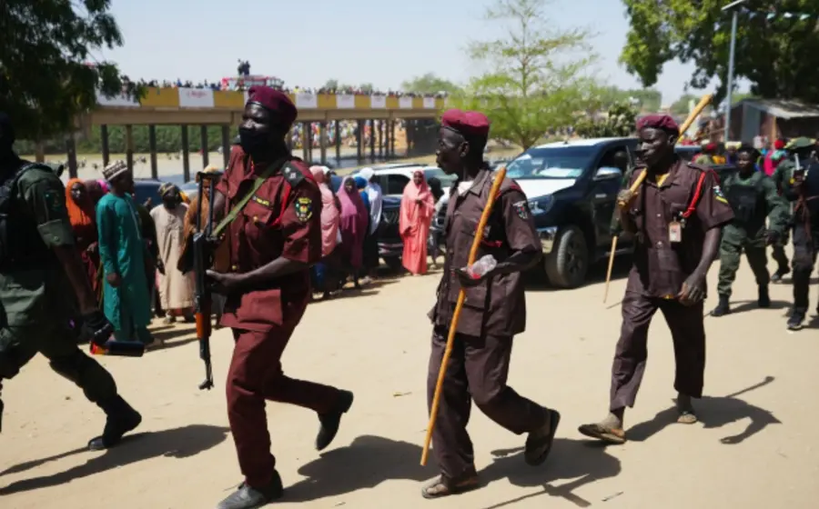 Imagen del ataque perpetrado por hombres armados en tres aldeas de Borgu, Nigeria, un acto de violencia que dejó 45 muertos.