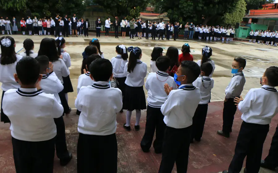 Imagen conceptual sobre el programa de becas de la SEP, que busca combatir la deserción escolar por motivos económicos en los estudiantes.