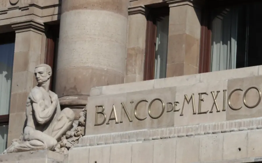 El Banco de México decidió congelar la tasa de interés, interrumpiendo una racha de 12 recortes consecutivos para enfrentar la presión inflacionaria.