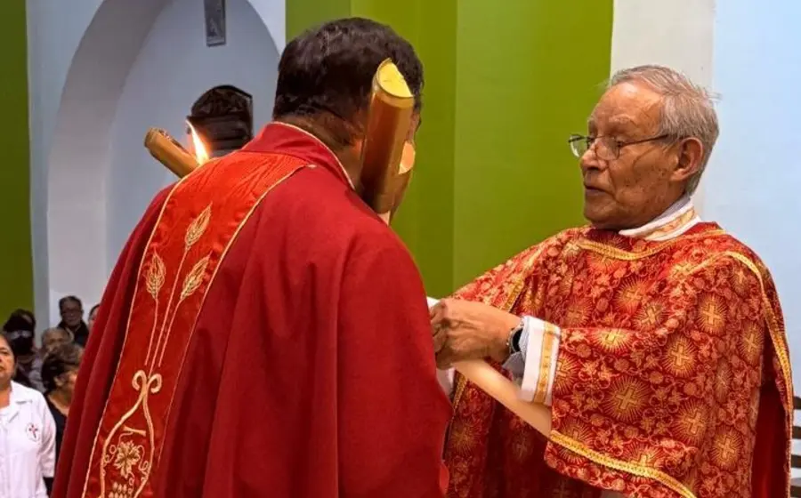 Un sacerdote realiza la tradicional bendición de las gargantas a una persona enferma, un acto de fe y compasión hacia el prójimo.