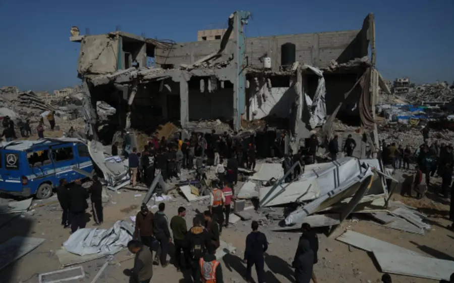 Imagen de la destrucción en Gaza después de los bombardeos de Israel que impactaron viviendas y campamentos, dejando edificios en ruinas.
