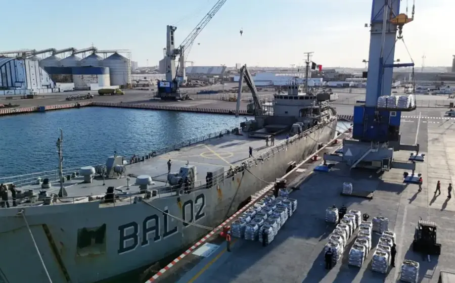 Dos buques de la Marina de México partiendo del puerto de Veracruz con 814 toneladas de ayuda humanitaria con destino a Cuba.